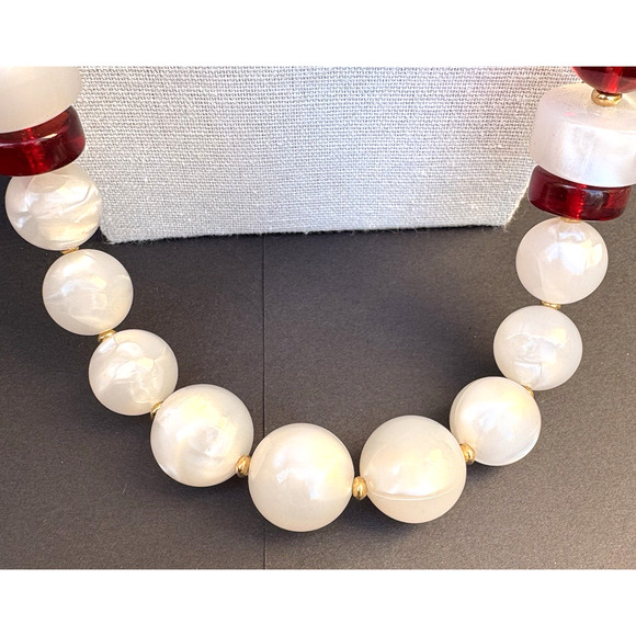 Vintage Joan Rivers Acrylic Lucite Strand Necklace White Red Chunky Gold Tone - Picture 4 of 10